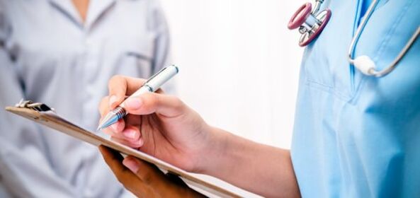 Духтур табобатро барои бозгашти қафо пешниҳод мекунад